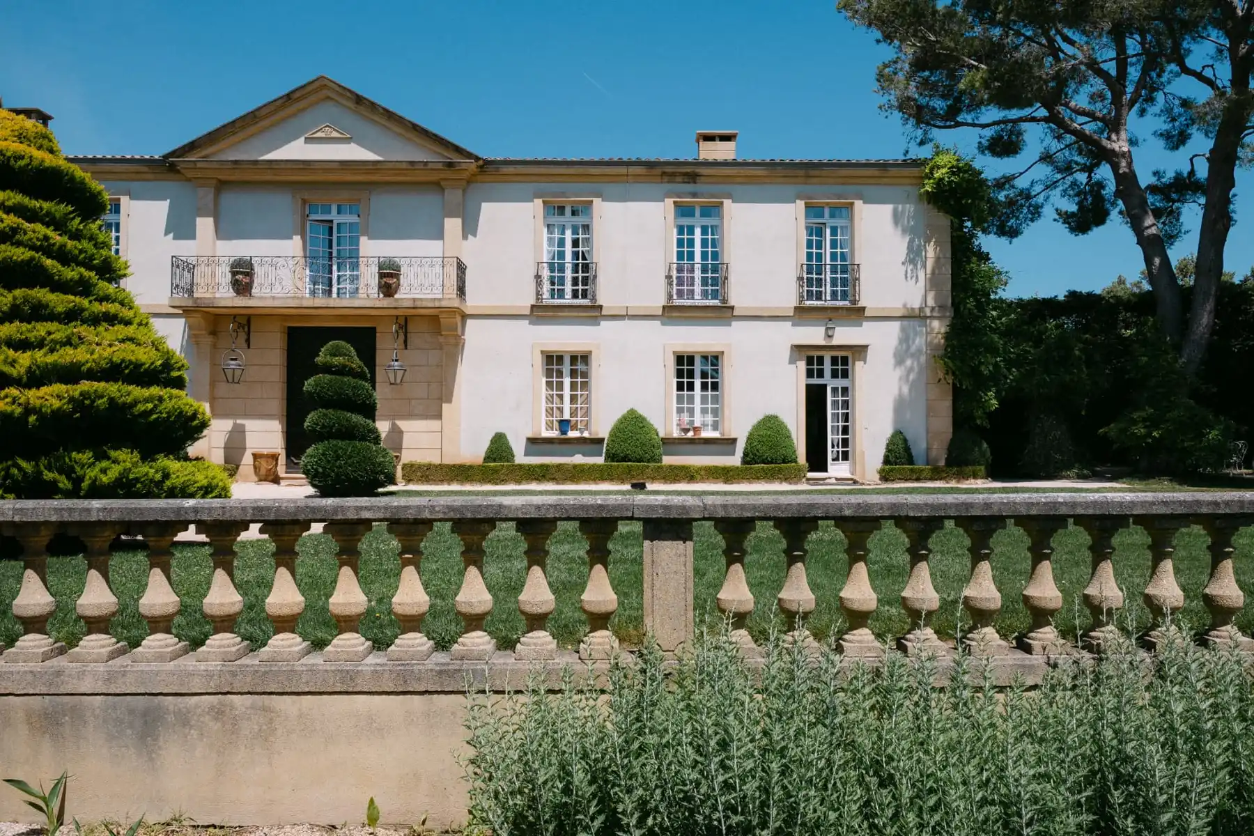 Façade de la Bastide d'Astres et ses jardins lors d'un mariage à Lançon-Provence, Pays d'Aix