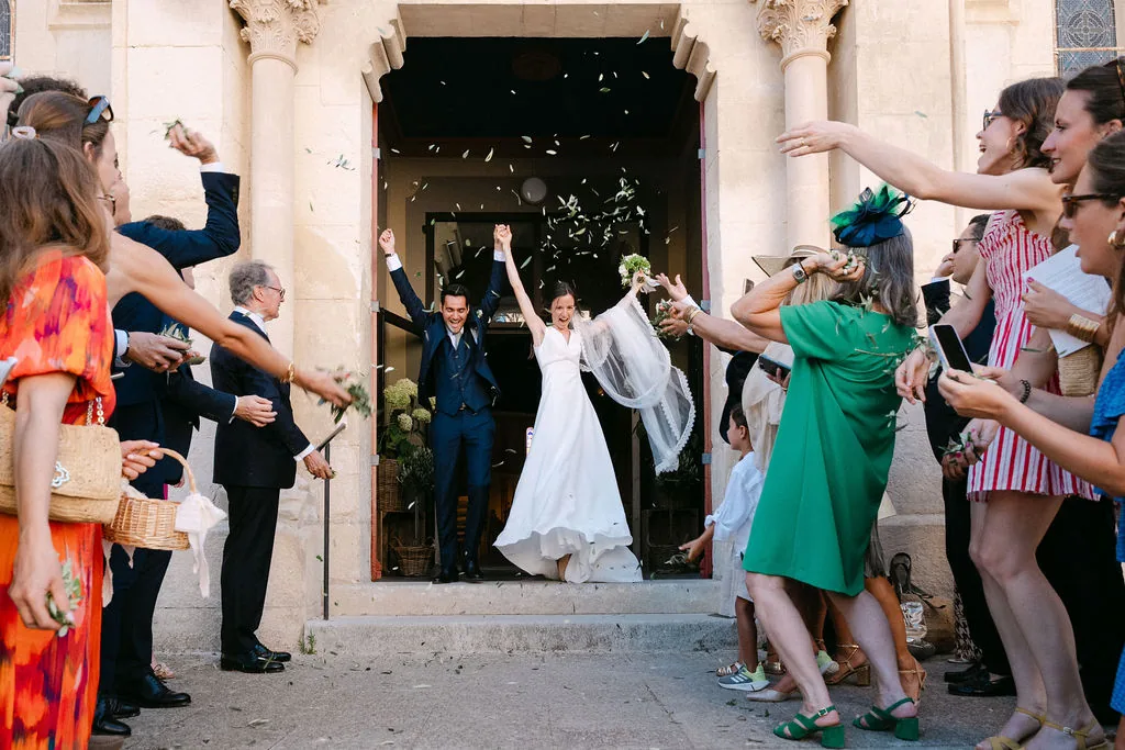 Sortie d'église sous une pluie de pétales, mariage au Mas de Mauléon au pied des Alpilles