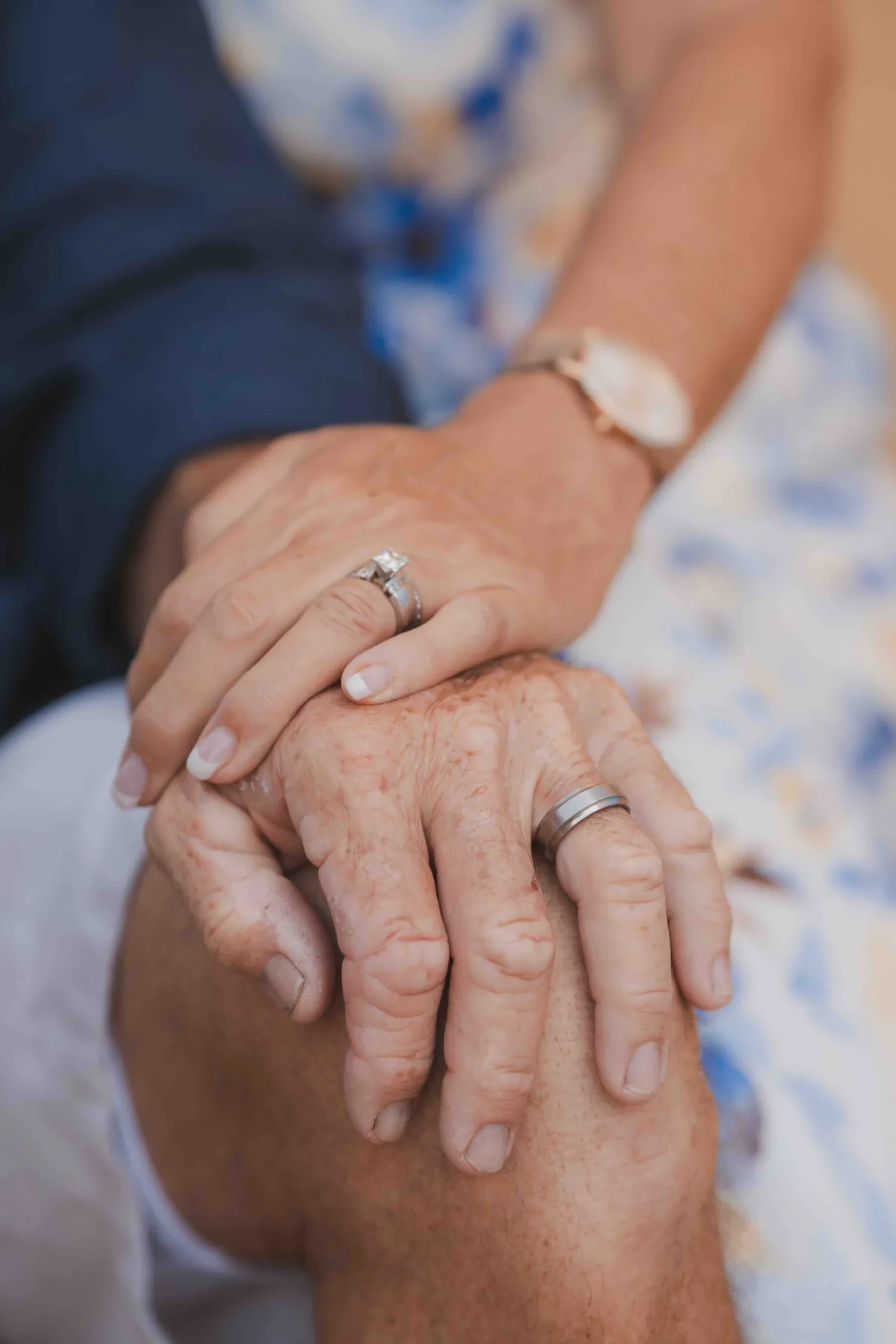 Close-up of two hands holding, wedding rings visible — anniversary photo session detail in Marseille